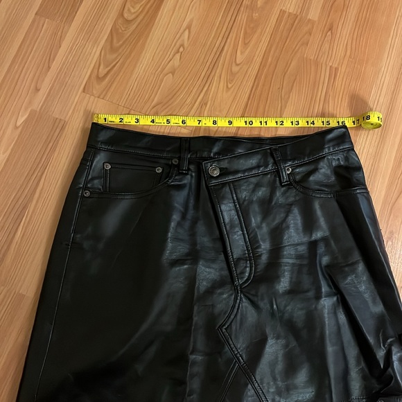 AGOLDE Recycled Leather Criss Cross Skirt. Black. Size 30. - Picture 4 of 12
